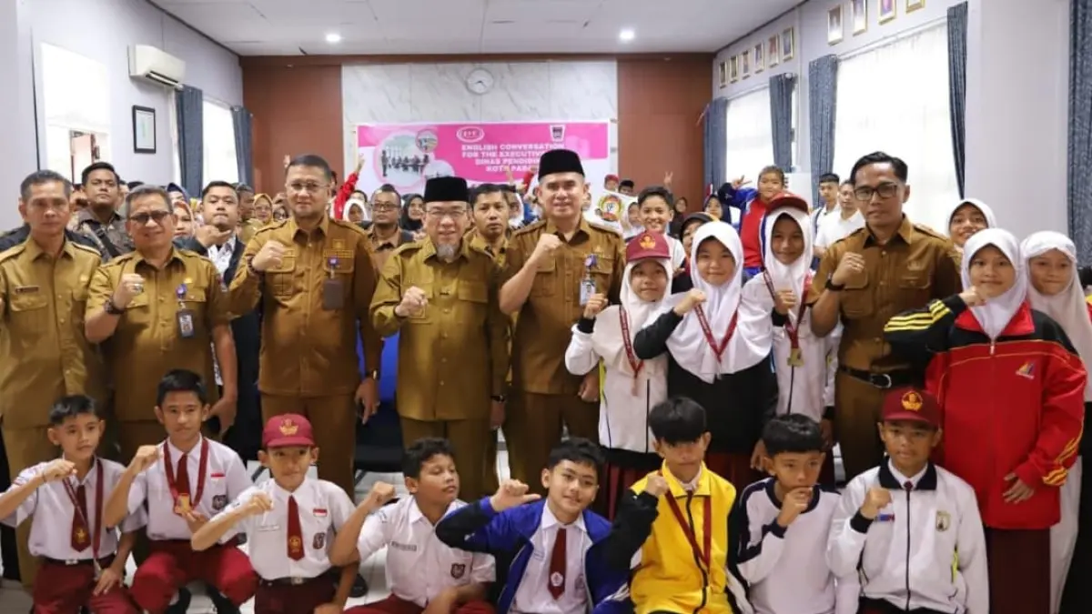 Wakil Wali Kota Padang Maigus Nasir bersama para juara O2SN 2026 usai penyerahan piala di Kantor Disdikbud Padang, Senin (25/5/2026).(Foto: Prokopim)