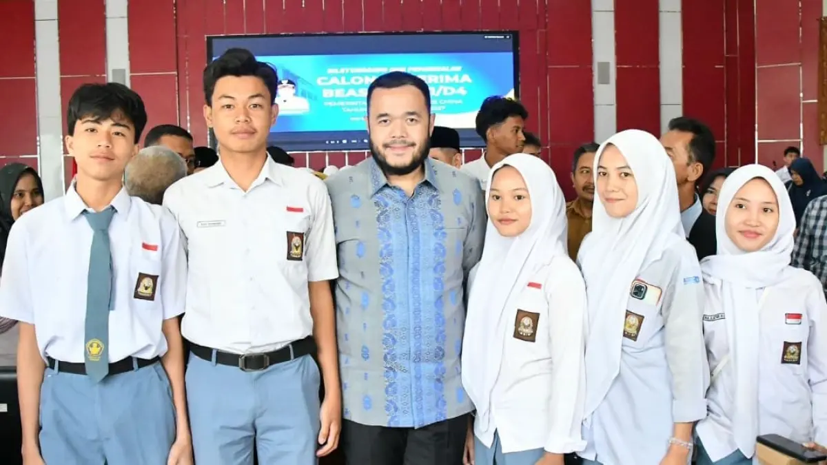 Wali Kota Padang Fadly Amran bersama sejumlah calon penerima beasiswa Padang Juara ke Guangdong, China, di Gedung Bagindo Aziz Chan Balai Kota Padang Aie Pacah, Senin (25/5/2026).(Foto: Prokopim)