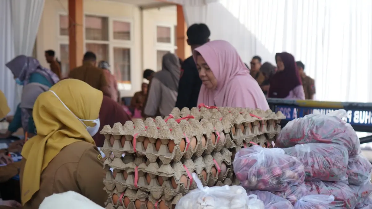 Warga berbelanja pada pasar murah Iduladha 1447 Hijriah di halaman Kantor Dinas Koperasi dan UKM Kota Payakumbuh, Senin (25/5/2026). Pemko Payakumbuh memberi subsidi sembako hingga 50 persen dari harga pasar.