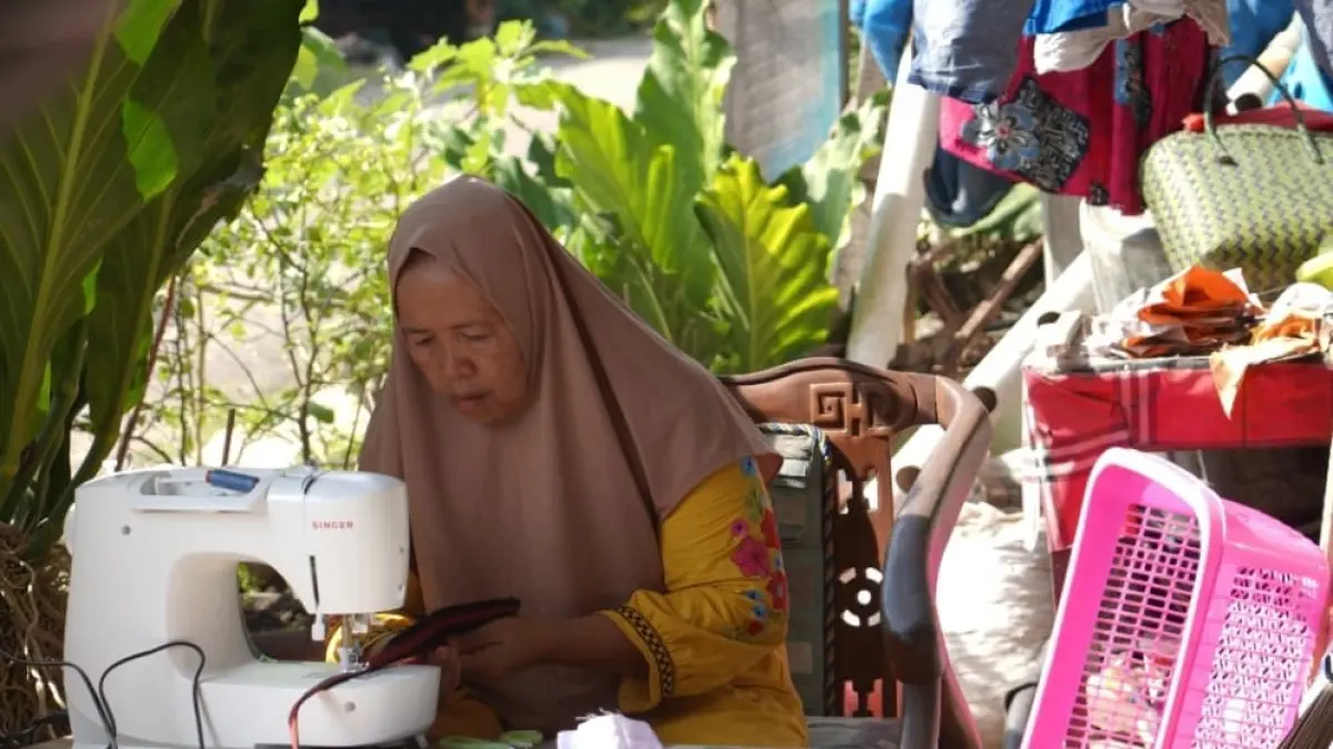 Anggota Kelompok Tapis Melati di Panjang, Bandar Lampung, mengoperasikan mesin jahit bantuan PT Bukit Asam.(Foto: Corcom PTBA)