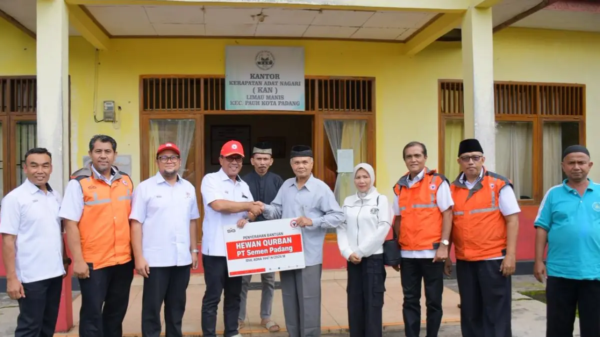 Direktur Utama PT Semen Padang, Pri Gustari Akbar, menyerahkan sapi kurban kepada Kerapatan Adat Nagari (KAN) Lubukkilangan.