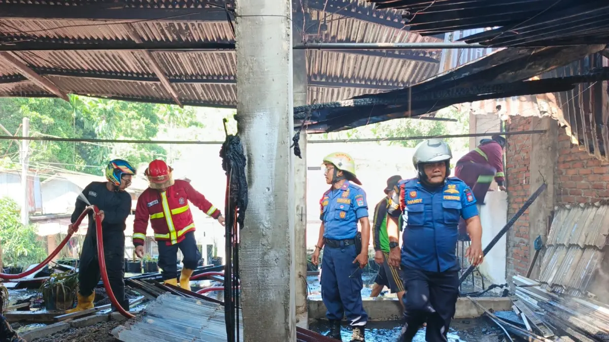 Kebakaran melanda 3 unit rumah di Tarantang, Lubukkilangan, Selasa pagi (26/5/2026). Dinas Damkar Padang kerahkan 6 unit armada dan 90 personel. (Dinas Damkar Kota Padang)