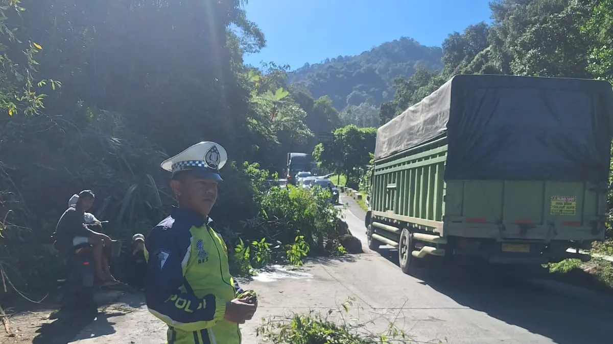 Longsor menutup Kelok S, Sitinjaulauik Lubukkilangan, Selasa pagi (26/5/2026). Satlantas Polresta Padang tutup jalan sementara untuk evakuasi material gunakan alat berat. (Satlantas Polresta Padang)