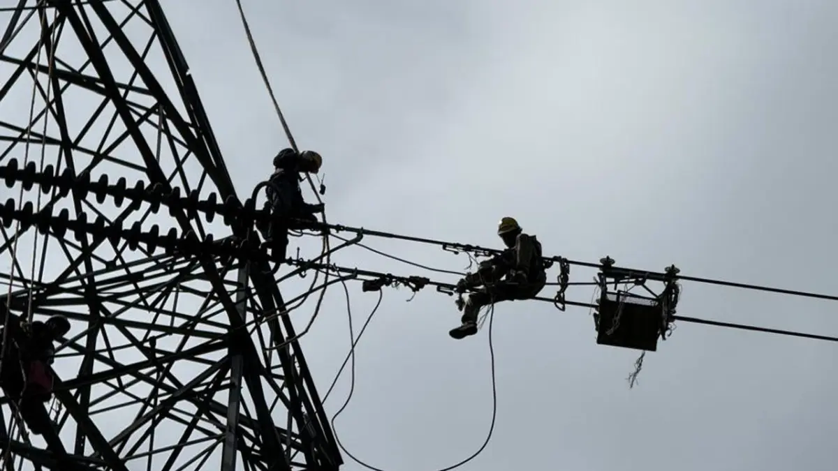 Petugas PLN melakukan pemantauan dan penormalan sistem kelistrikan di Sumatera Barat pascagangguan pada sistem interkoneksi Sumatera Jumat (22/5). Sebanyak 1,8 juta pelanggan kini kembali menikmati layanan listrik normal. (DOK PLN UID SUMBAR)
