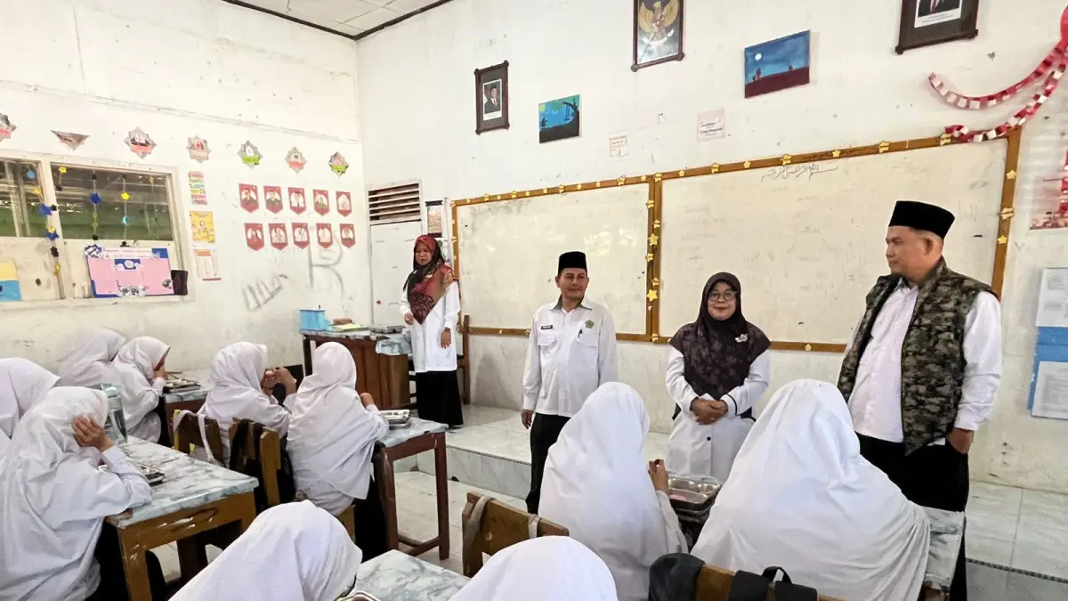 Program Makan Bergizi Gratis (MBG) di MTsN 1 Kota Payakumbuh mendapat respons positif dari pihak sekolah, guru, maupun peserta didik. (SY RIDWAN/PADEK)