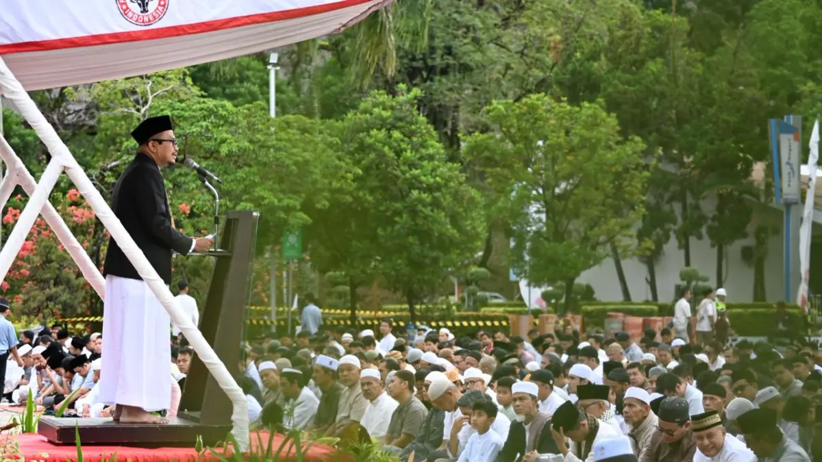 Ribuan warga Indarung dan sekitarnya mengikuti Salat Iduladha 2025 lalu di Plaza Kantor Pusat PT Semen Padang sebagai bagian dari program syiar Islam dan penguatan kebersamaan perusahaan dengan masyarakat. (humas)