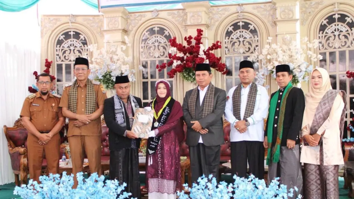 Santriwati Ponpes Al Muhajirin Pariaman dikukuhkan menjadi ustadzah dalam wisuda tahfiz yang didukung Pemko Pariaman.