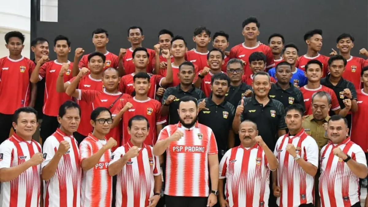Wali Kota Padang Fadly Amran melepas rombongan PSP Padang menuju putaran nasional Liga 4 2025/2026 di Palanta Padang.(Foto: Prokopim)