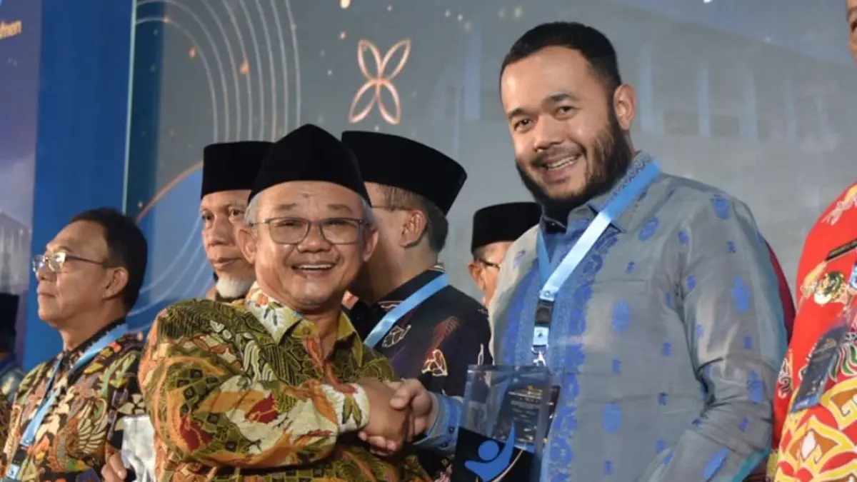 Wali Kota Padang Fadly Amran menerima penghargaan Terbaik II dari Kementerian Pendidikan Dasar dan Menengah atas capaian Pemerintah Kota Padang dalam menekan residu data pendidikan.(Foto: Prokopim)
