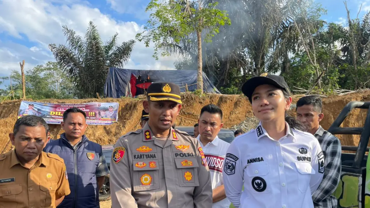 Polres Dharmasraya bersama Pemkab Dharmasraya melakukan penertiban aktivitas Penambangan Emas Tanpa Izin (PETI) di aliran Batang Hari, Kenagarian Sungai Dareh, Kecamatan Pulau Punjung, Kabupaten Dharmasraya, Selasa (26/5/2026). (DOKUMENTASI POLRES DHARMASRAYA)