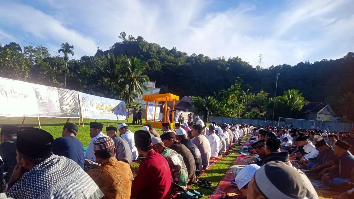 Bupati Pesisir Selatan Hendrajoni menyampaikan sambutan di hadapan ribuan jamaah Shalat Idul Adha 1447 Hijriah di GOR H Ilyas Yakub Painan, Rabu (27/5). (YONI SYAFRIZAL/PADEK)