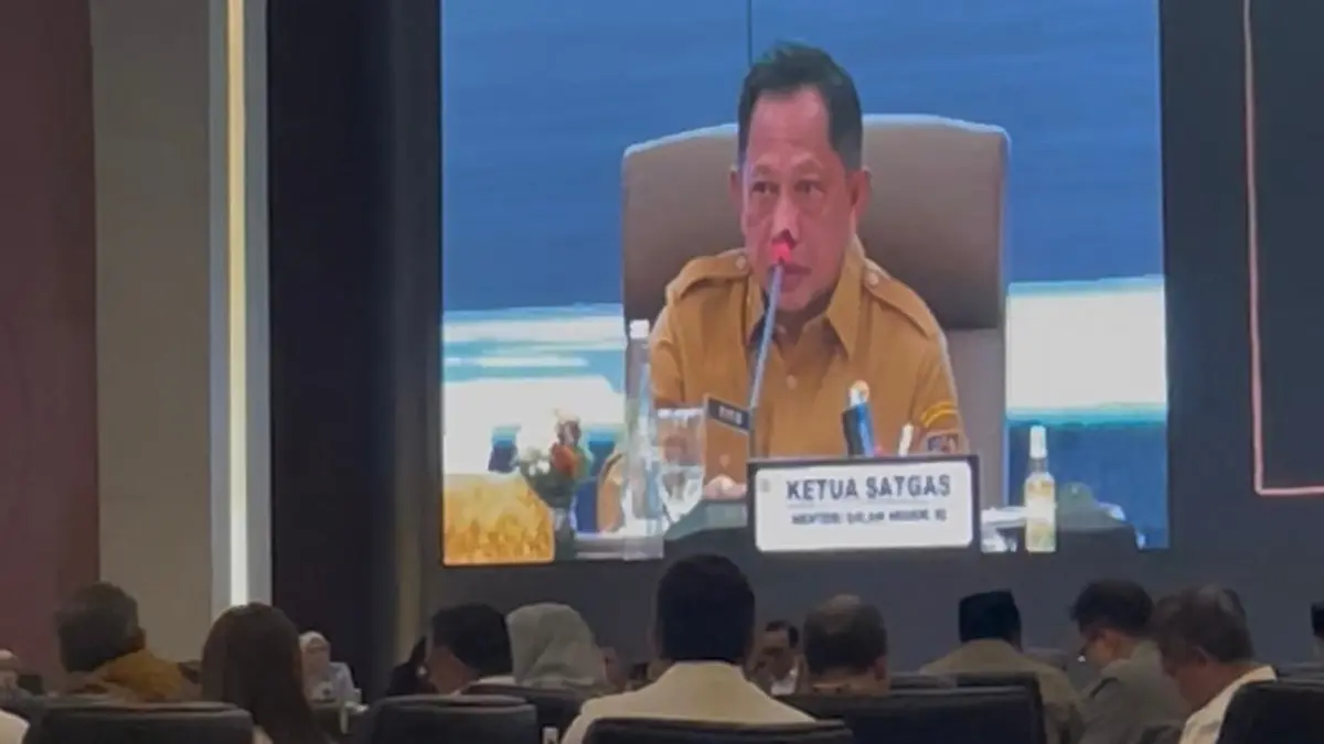 Gubernur Sumbar Mahyeldi Ansharullah bersama jajaran Pemprov Sumbar mengikuti rapat Satgas Percepatan Rehabilitasi dan Rekonstruksi Pascabencana Sumatera di Gedung DPR RI, Jakarta, Senin (25/5). (DOK PEMPROV SUMBAR)
