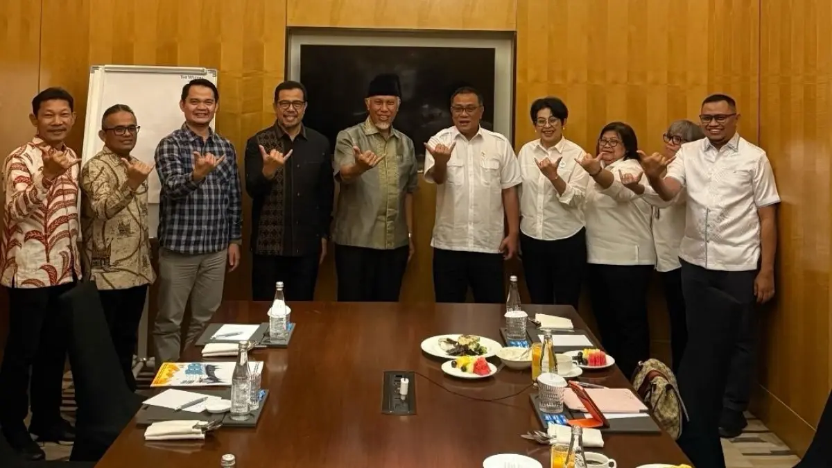 Gubernur Sumbar Mahyeldi Ansharullah, saat bertemu Menteri Lingkungan Hidup RI, Mohammad Jumhur Hidayat, di Jakarta, Selasa (26/5). (DOK BIRO ADPIM)
