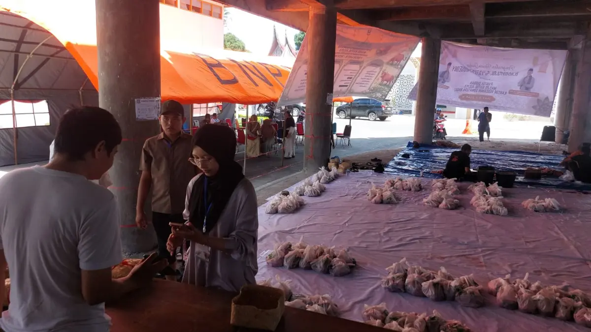 Pengambilan daging kurban di halaman Masjid Baitul Auliya Kantor Gubernur Sumbar, Rabu siang (27/5/2026). (arfan to padeks)