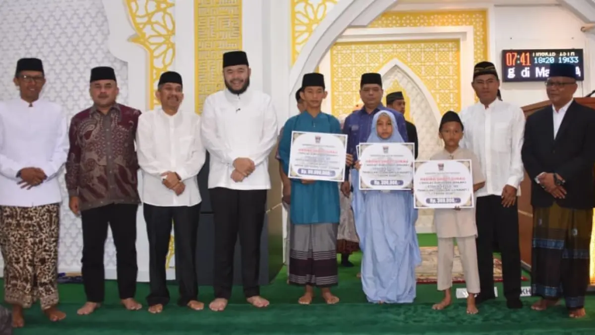 Penyerahan hadiah Smart Surau kepada pelajar Kota Padang oleh Pemerintah Kota Padang.(Foto: Prokopim)