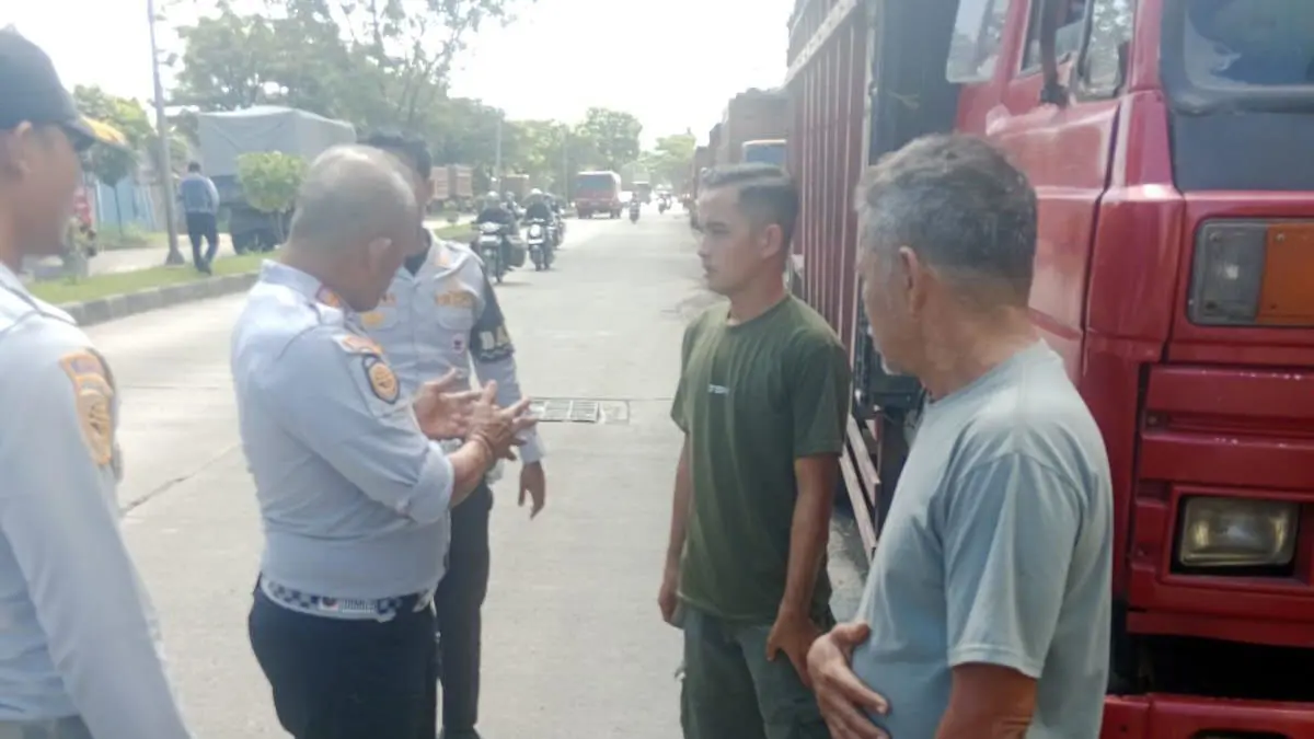 Personel Dishub Padang saat melakukan penertiban terhadap truk yang parkir sembarangan di sepanjang Jalan Bypass, Rabu (27/5). (DOK DISHUB PADANG)
