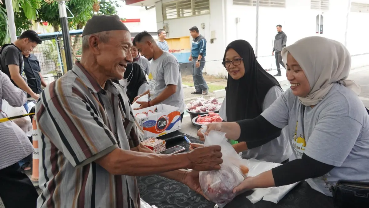 Pertamina Patra Niaga Regional Sumbagut menyalurkan 163 sapi dan 98 kambing kurban di lima provinsi pada Iduladha 1447 Hijriah.