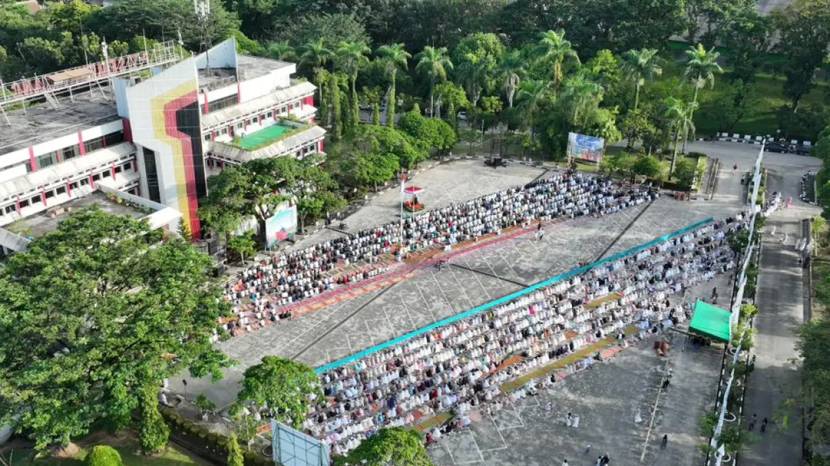 Ribuan jamaah mengikuti Salat Iduladha 1447 H di PT Semen Padang, Rabu (27/5/2026). Perusahaan juga menyalurkan 36 sapi kurban untuk masyarakat.