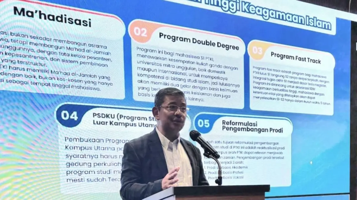 Dirjen Pendidikan Islam Kemenag RI Amien Suyitno memaparkan arah baru transformasi PTKI berbasis integrasi agama, sains, dan teknologi dalam Raker UIN Imam Bonjol Padang, Sabtu (9/5/2026).(Foto: Abdullah Khusairi via Humas)
