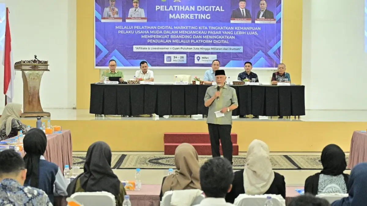 Gubernur Mahyeldi Ansharullah saat membuka Pelatihan Digital Marketing bagi Wirausaha Muda Sumbar 2026 di Auditorium II Mifan Padangpanjang, Minggu (24/5). (DOK BIRO ADPIM)