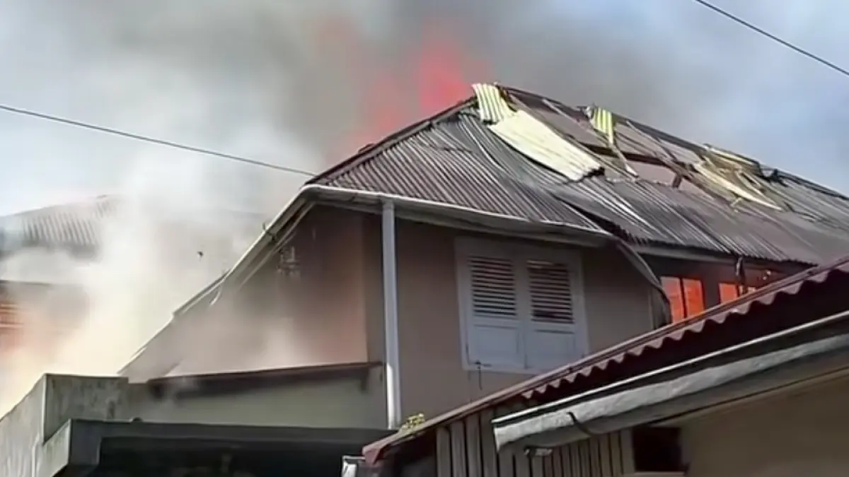 Kebakaran di Bukittinggi menghanguskan 1 unit rumah di pemukiman padat, Kamis (28/5/2026). DPKP Bukittinggi mengerahkan personel, namun 1 korban jiwa lansia tidak tertolong. (IG Ramlan Nurmatias)