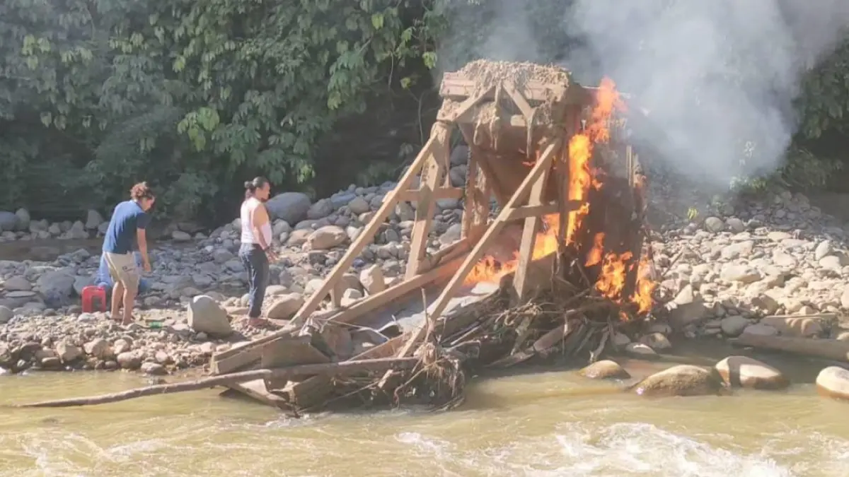 Petugas Polres Solok Kota memusnahkan fasilitas tambang emas ilegal saat operasi pemberantasan PETI di kawasan hutan IX Koto Sungai Lasi, Kabupaten Solok, Kamis (28/5/2026).