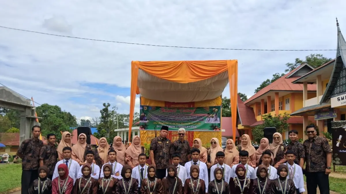 Siswa SMP 3 Sungayang foto bersama majelis guru saat acara pelepasan dan pengembalian siswa kelas IX pada orang tua beberapa waktu lalu. (TIM LAMAN GURU)