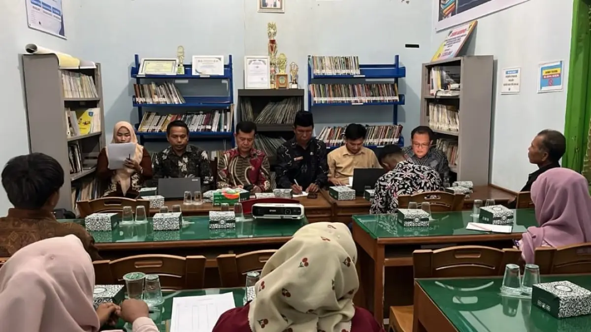 Tim LPPM UIN Imam Bonjol Padang berdiskusi dengan perangkat Nagari Koto VIII Palangai terkait rencana program pengabdian masyarakat yang akan berlangsung selama tiga tahun ke depan.(Foto: Humas)