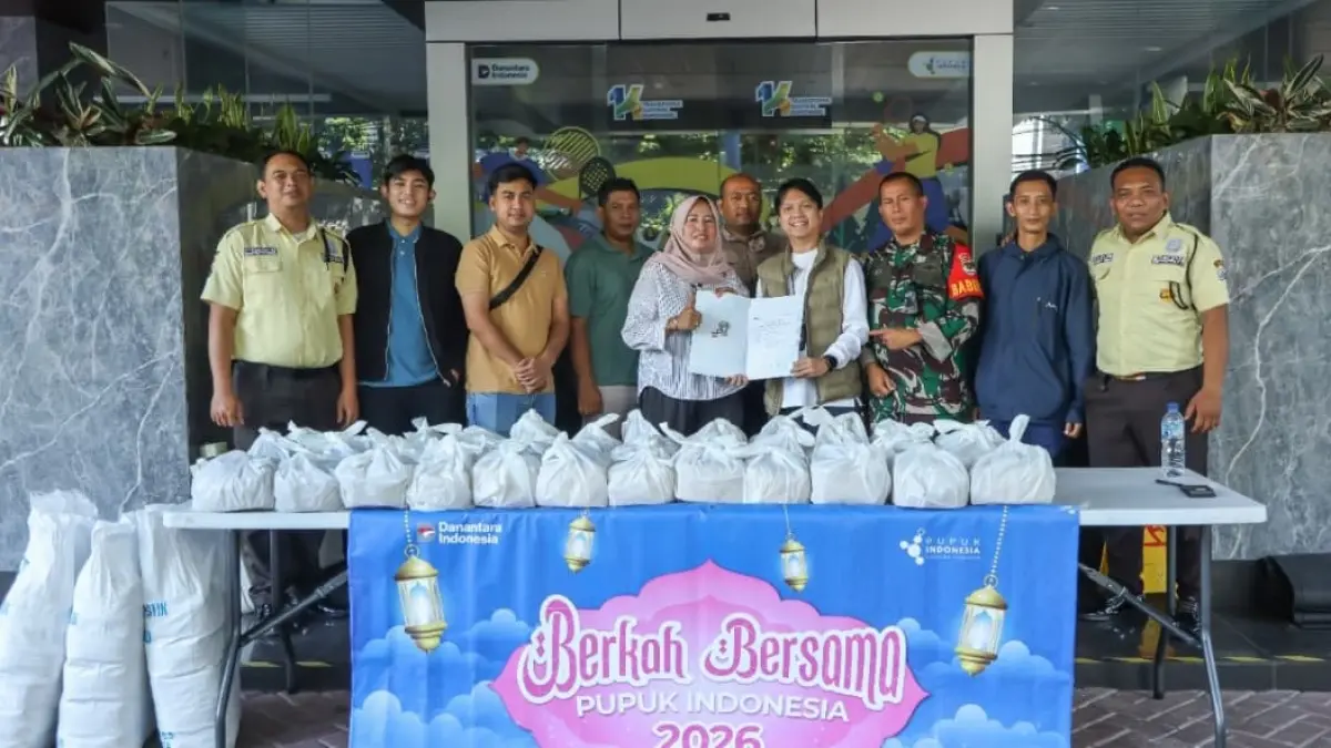 Tim Pupuk Indonesia menyerahkan daging kurban kepada perwakilan masyarakat di Hari Raya Idul Adha 1447 H.(Foto: Corcom)