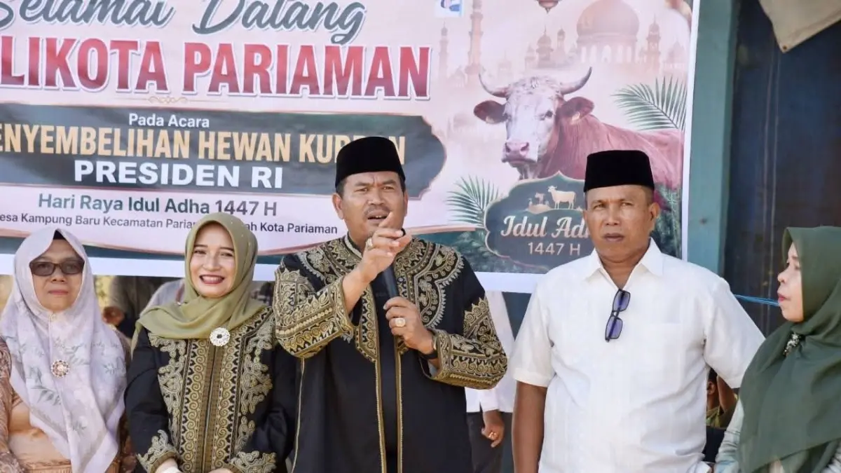 Wali Kota Pariaman Yota Balad memantau penyembelihan sapi kurban bantuan Presiden RI Prabowo Subianto di Masjid Raya Kampungbaru, Kecamatan Pariaman Tengah, pada Hari Raya Idul Adha 1447 H/2026 M. (DOK PEMKO PARIAMAN)