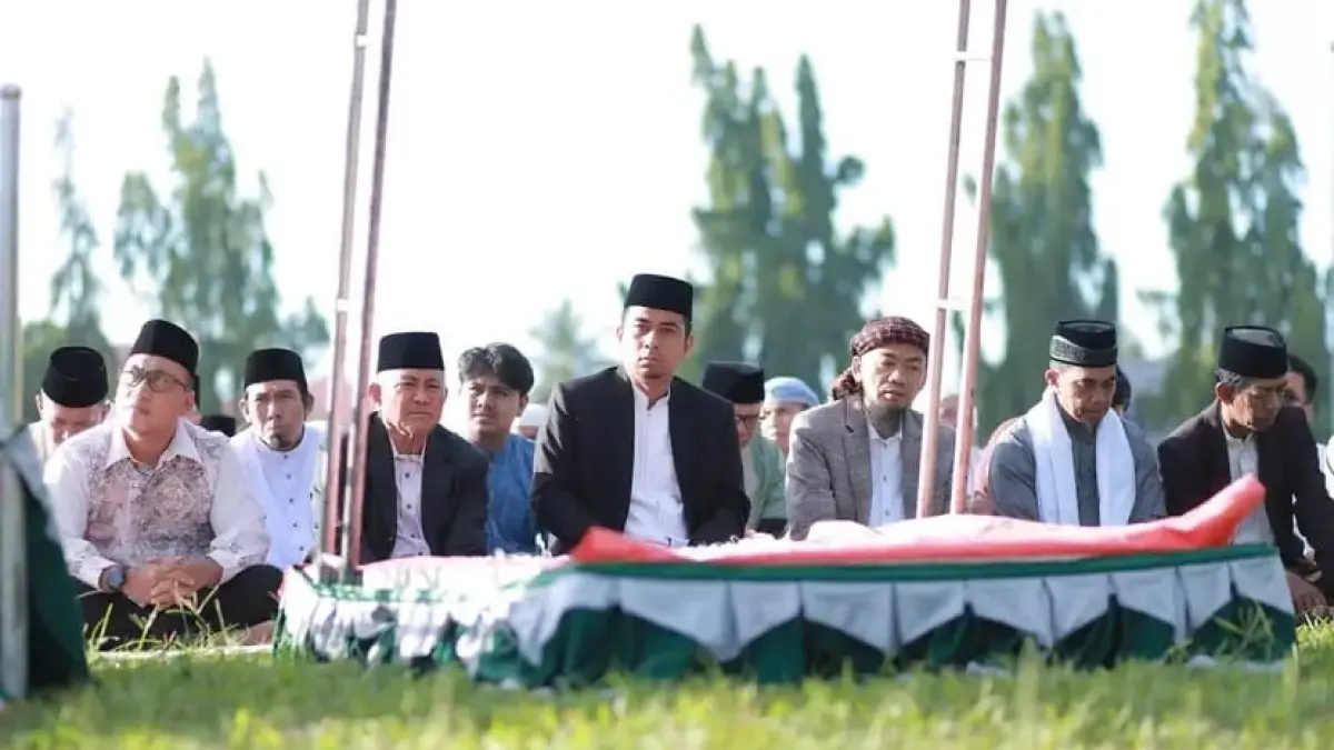 Wali Kota Solok Ramadhani Kirana Putra saat mengikuti pelaksanaan Salat Idul Adha 1447 H di Lapangan Merdeka Kota Solok, Selasa (27/5). (DOK PEMKO SOLOK)