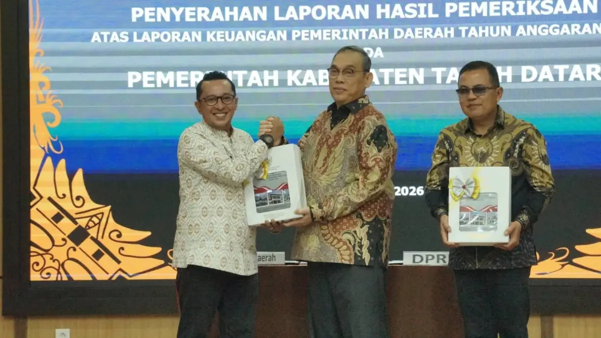 Bupati Tanahdatar Eka Putra bersama Ketua DPRD Anton Yondra menerima LHP LKPD Tahun 2025 dari Kepala BPK RI Perwakilan Sumbar, Sudarminto Eko Putra, di Kantor BPK Perwakilan Sumbar, Padang, Jumat (29/5). (DOK PEMKAB TANAHDATAR)