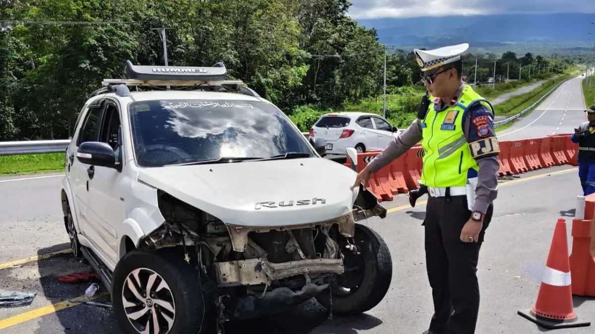 Kecelakaan tunggal menimpa minibus Toyota Rush di Tol Padang-Sicincin akibat pecah ban, Jumat siang (29/5/2026). (Ditlantas Polda Sumbar)