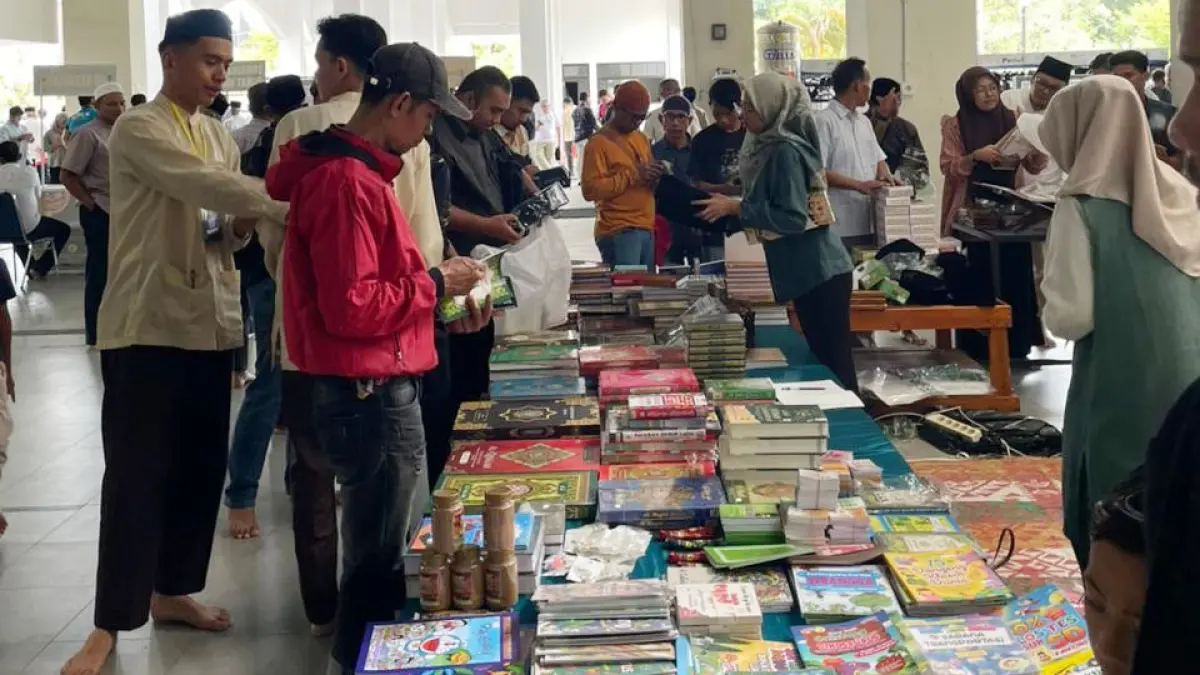 Penerbit Rumah Kayu miliki Alizar tanjung menghadirkan buku-bukunya pada Ramadhan Book Fair di Masjid Raya Sumbar, beberapa waktu lalu. (DOK ALIZAR TANJUNG UNTUK PADEK)