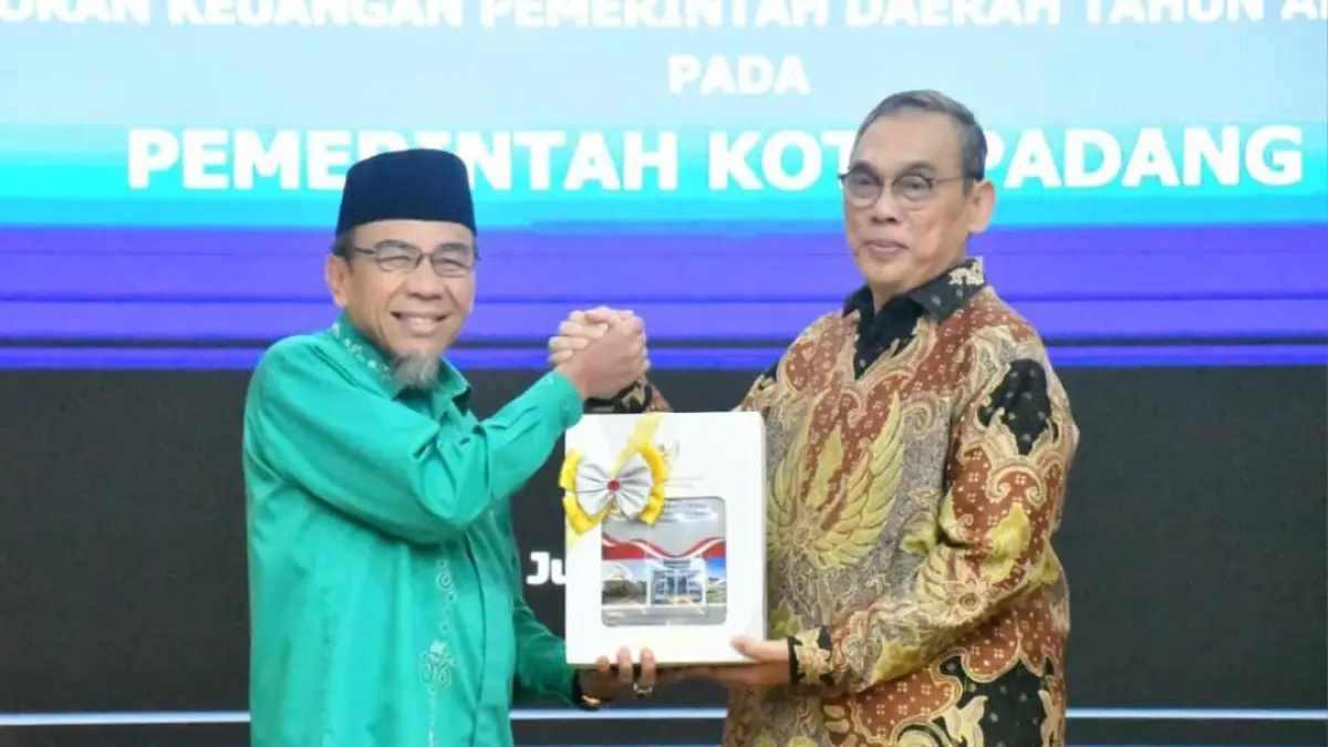 Penyerahan LHP dari Kepala BPK Sumbar kepada Wakil Wali Kota Padang Maigus Nasir atas LKPD 2025 di Kantor BPK Sumbar.(Foto: Prokopim)