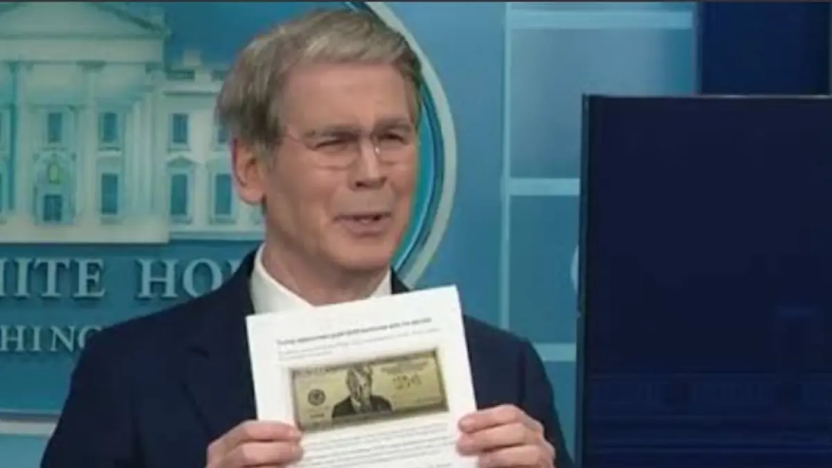 Scott Bessent memperlihatkan gambar rancangan uang kertas $250 yang menampilkan wajah Presiden Donald Trump selama konferensi pers di Gedung Putih di Washington pada 28 Mei 2026.(Foto: Fox News)