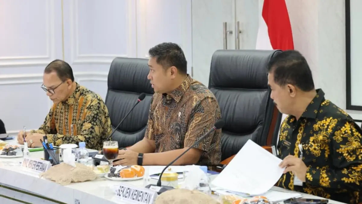 Wamentan Sudaryono memimpin rapat koordinasi industri sawit bersama eksportir dan refinery di Kementerian Pertanian Jakarta.(Foto: Humas)