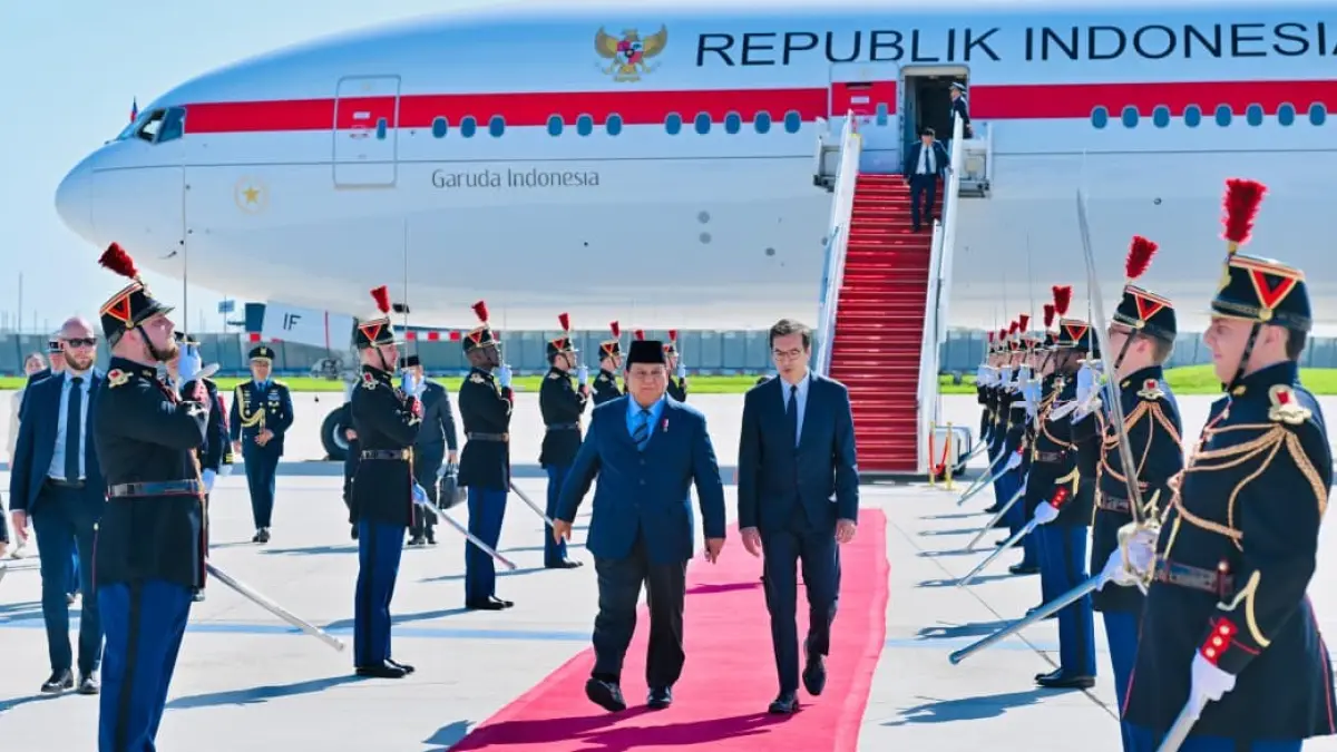 Presiden Indonesia Prabowo Subianto tiba di Bandara Orly, Paris, Perancis, Selasa (26/5), sekitar pukul 10.00 waktu setempat (WS) setelah menempuh 16 jam penerbangan. Ketibaan di Perancis menandai dimulainya rangkaian kunjungan resmi kenegaraan Presiden Prabowo. (BPMI Setpres/Laily Rachev)
