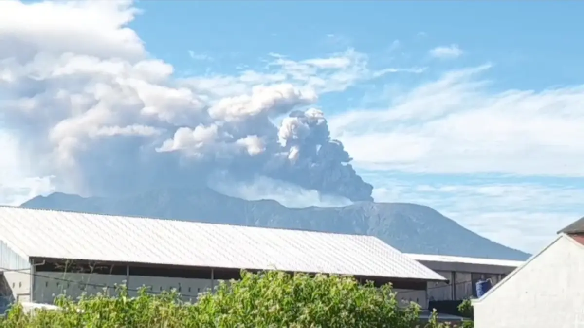 Gunung Marapi erupsi Sabtu (30/5/2026) pukul 08.42 WIB. Kolom letusan setinggi 2.000 meter. (WAG Marapi Information)
