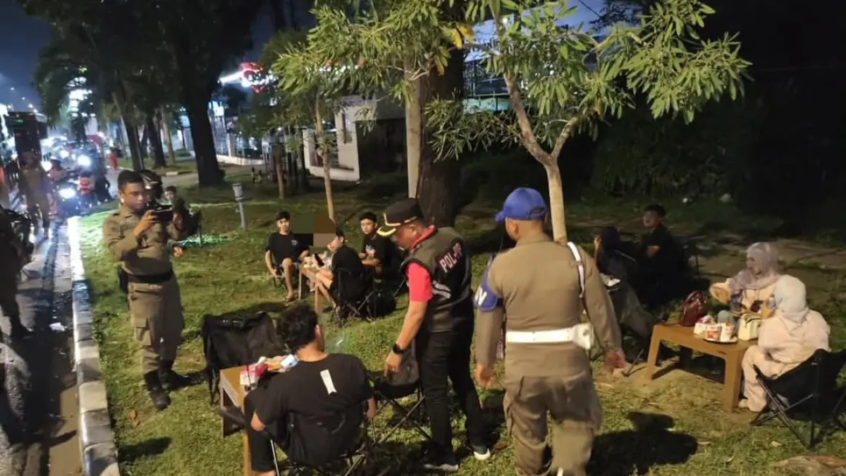 Petugas Satpol PP Padang saat menertibkan PKL di kawasan Jalan Khatib Sulaiman demi menjaga ketertiban umum dan keindahan taman kota.(Foto: Humas Pol PP)