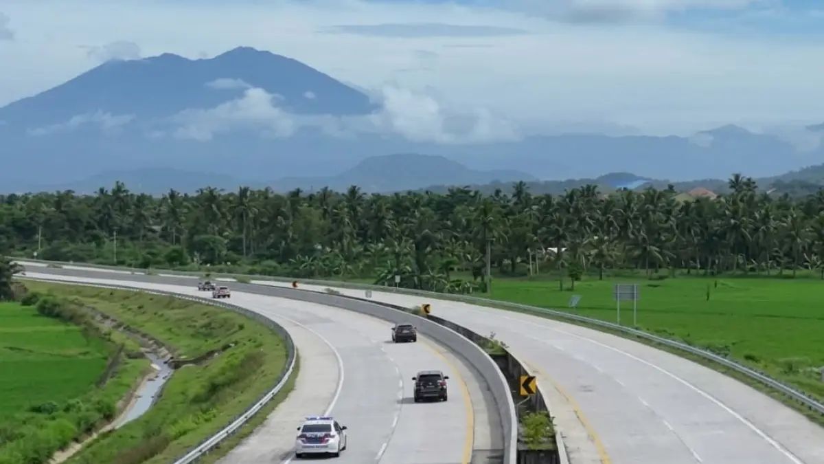 Suasana kendaraan melintasi gerbang tol Padang-Sicincin yang dikelola oleh PT Hutama Karya untuk mendukung mobilitas masyarakat libur panjang.(Foto: Dok)