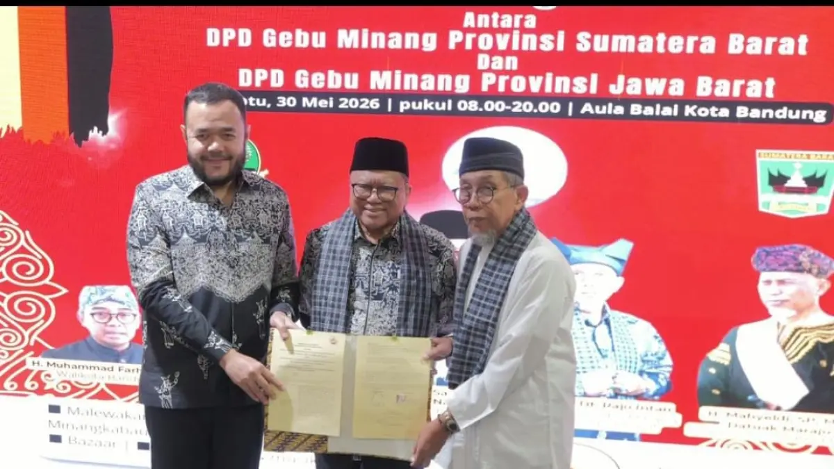 Fadly Amran menghadiri pengukuhan Mulya Dt. Rajo Intan sebagai Ketua DPD Gebu Minang Jawa Barat periode 2026–2031 yang dilakukan oleh Oesman Sapta.(Foto: Prokopim)