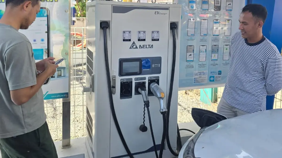 Masyarakat sedang mengisi energi listrik untuk kendaraannya di Stasiun Pengisian Kendaraan Listrik Umum (SPKLU) di Sumatera Barat. (dok humas)