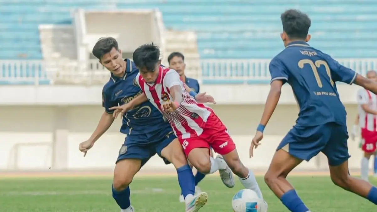 Pemain PSP Padang berusaha melewati hadangan pemain Mataram Utama FC pada laga Grup H Liga 4 Nasional Piala Presiden 2025/2026 di Stadion Mandala Krida, Yogyakarta, Sabtu (30/5/2026).(Foto: IG PSP Padang)