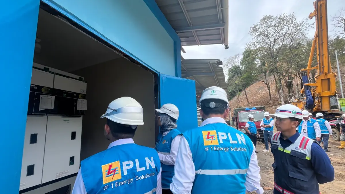PLN UP3 Padang menyalakan listrik 865 kVA untuk proyek Flyover Sitinjau Lauik guna mempercepat pembangunan infrastruktur strategis nasional di Sumbar.