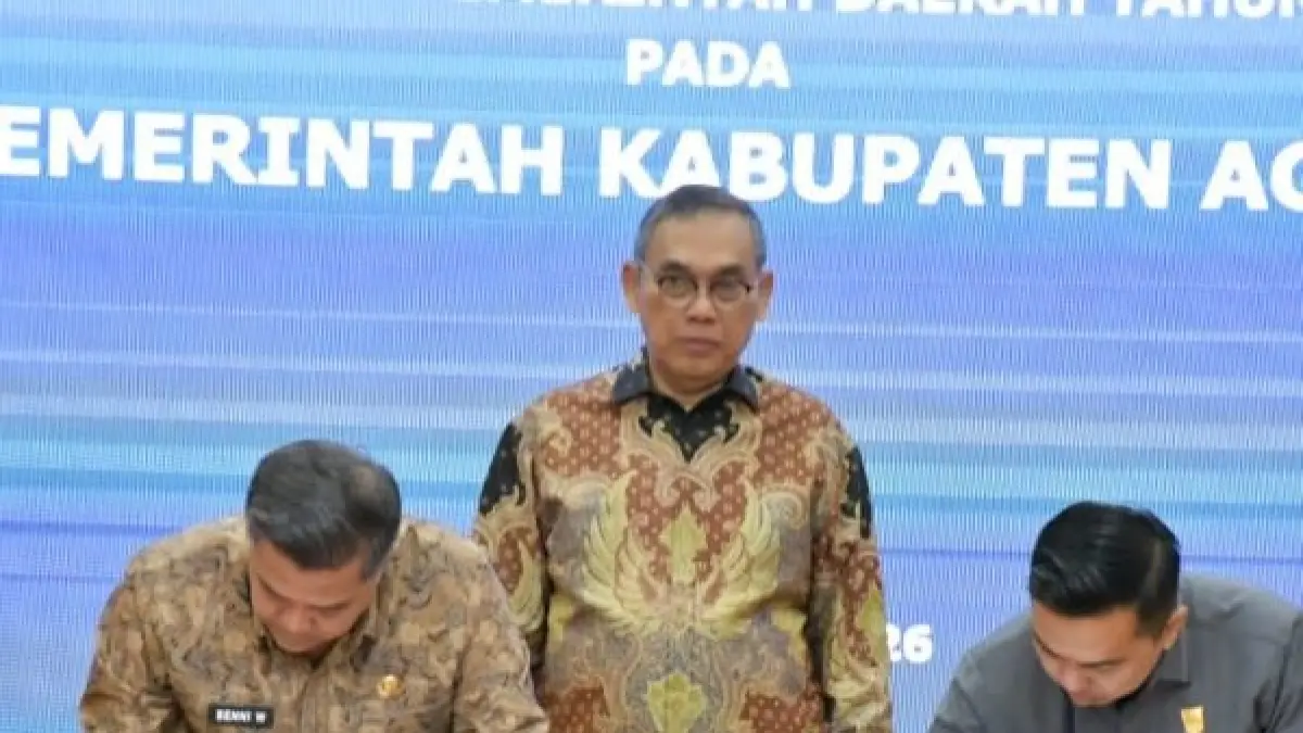 Bupati Agam Benni Warlis dan Ketua DPRD Agam Ilham menandatangani dokumen penerimaan Laporan Hasil Pemeriksaan (LHP) BPK RI Perwakilan Sumatera Barat di aula BPK RI Perwakilan Sumbar, Jumat (29/5). (PEMKAB AGAM)