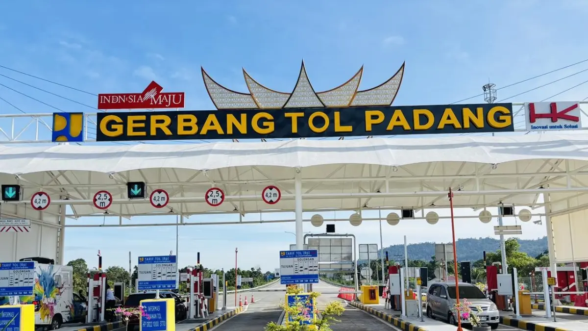 Arus kendaraan melintas di ruas Tol Padang-Sicincin saat libur panjang Idul Adha, Waisak, dan Hari Lahir Pancasila. Pada Minggu (31/5). Ruas tol pertama di Sumatera Barat itu mencatat 5.508 kendaraan atau meningkat 76,71 persen dibandingkan trafik normal. (DOK HUTAMA KARYA)