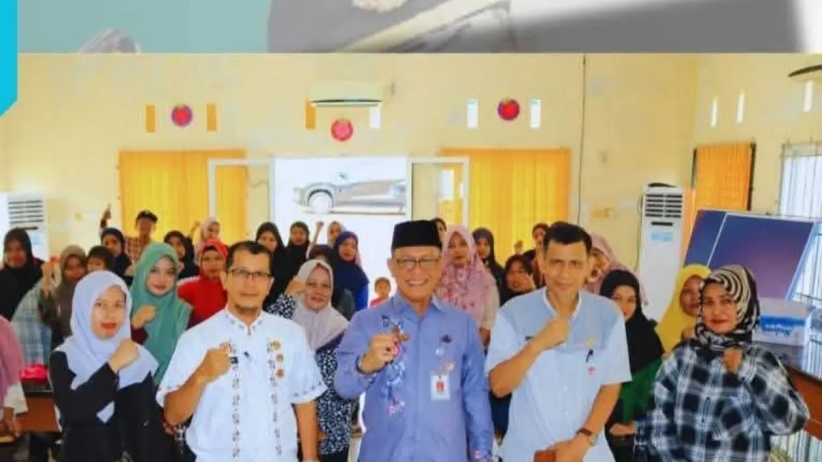 Dinsos Kota Padang menyalurkan bansos Kemensos RI beberapa waktu lalu. (DOK DISKOMINFO PADANG)