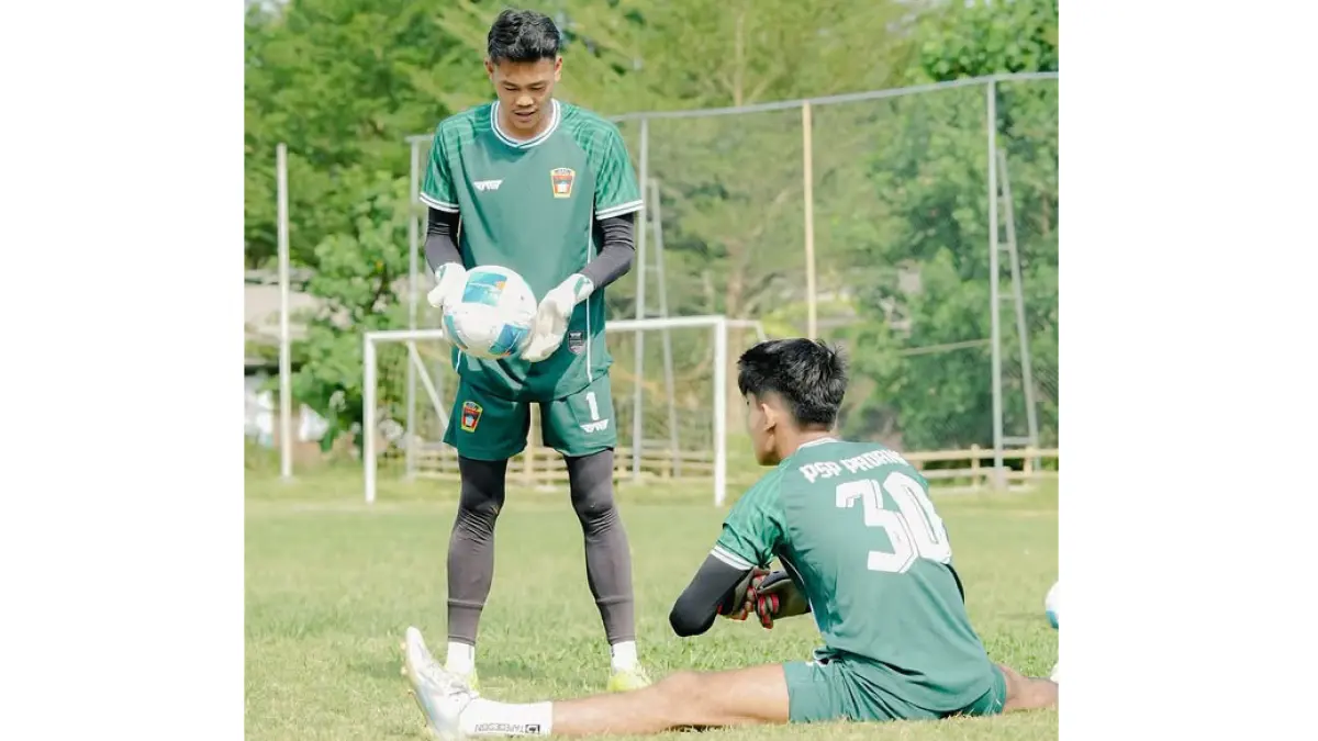 Dua kiper Pandeka Minang, Julukan PSP Padang berlatih keras untuk meraih poin saat  menghadapi Persenga Nganjuk dalam lanjutan Liga 4 Nasional di Stadion Mandala Krida, Yogyakarta, Selasa (2/6). (DOK PSP PADANG)