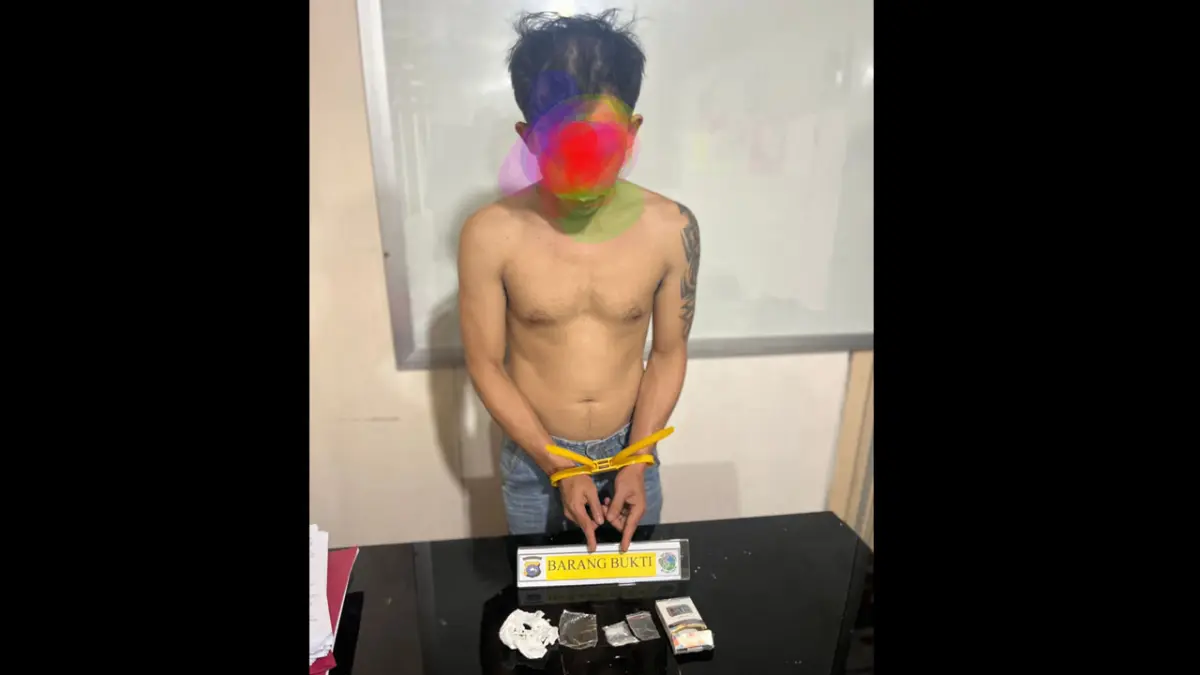Seorang pria berinisial IR, 37, warga Kinali, Pasaman Barat, diamankan Satresnarkoba Polres Agam karena diduga memiliki narkotika jenis sabu. Petugas menyita satu paket diduga sabu beserta sejumlah barang bukti lain saat penangkapan di Tapiankandih, Palembayan, Senin (1/6). (DOK HUMAS POLRES AGAM)